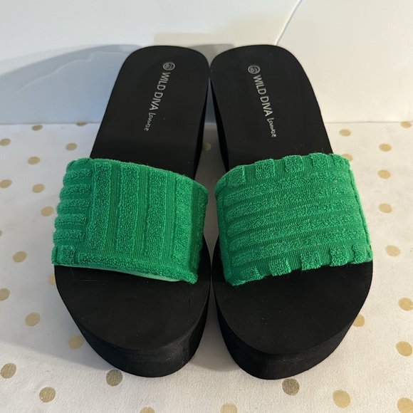 Wild Diva Lounge Platform Black with Green Terry Cloth Strap Slide Sandals New - Picture 2 of 3